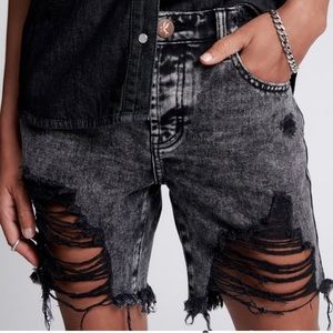 One Teaspoon Stevies Slim Classic Boyfriend Denim Short. Long length. Faded blk